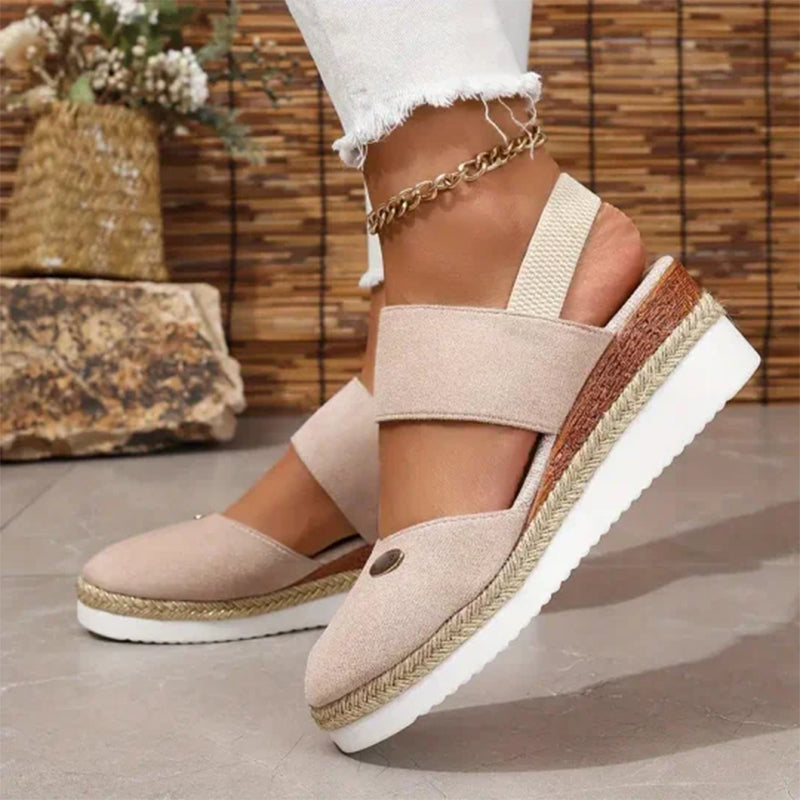 Gesloten teen lage sleehak sandalen