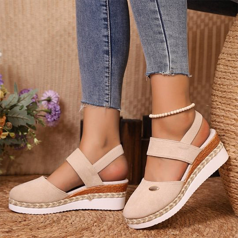 Gesloten teen lage sleehak sandalen