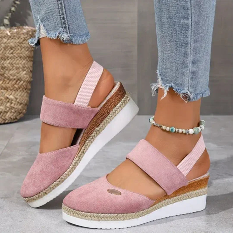 Gesloten teen lage sleehak sandalen