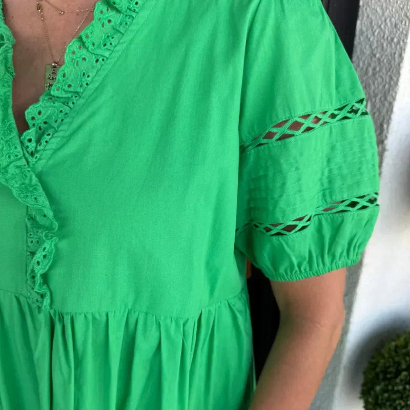 Elegante vrouwenjurk met tierende mouwen en V-hals