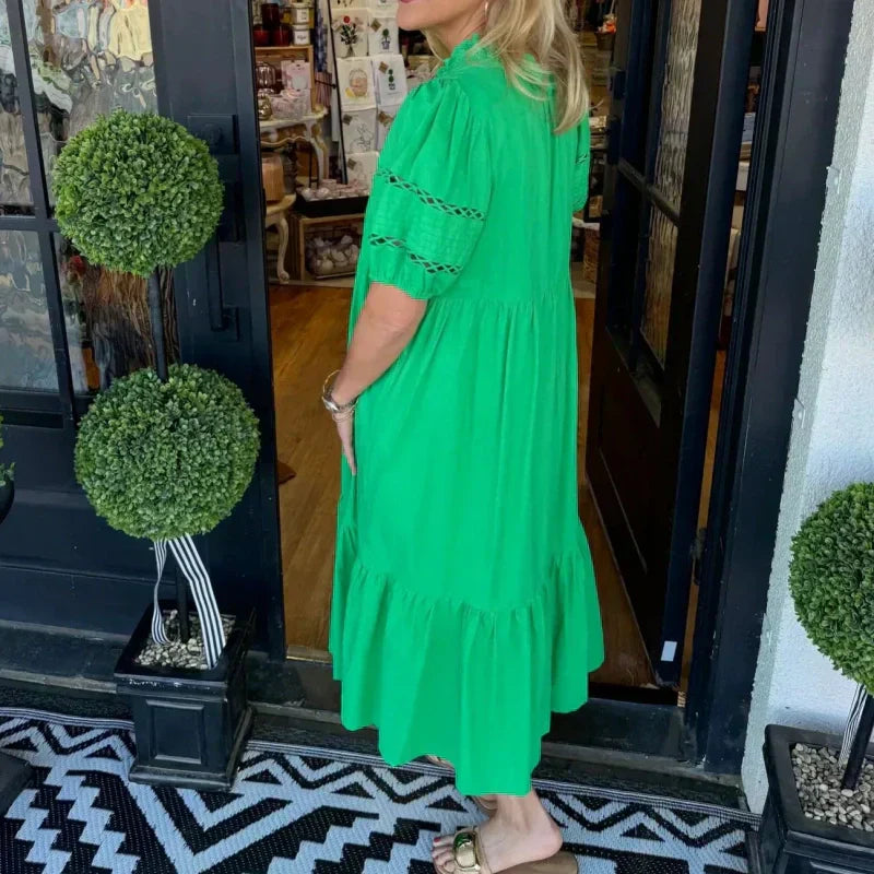 Elegante vrouwenjurk met tierende mouwen en V-hals