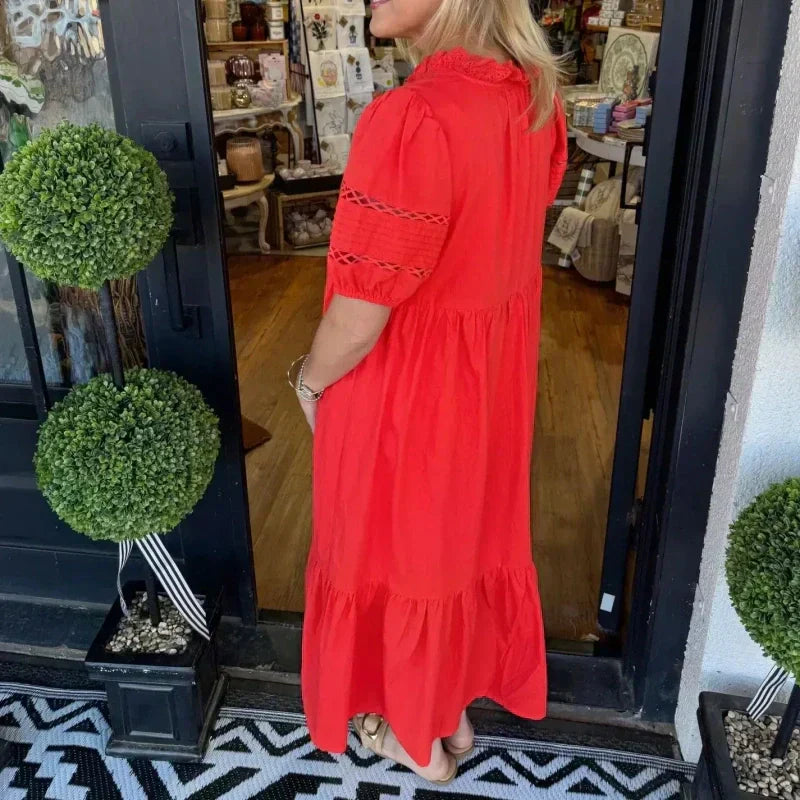 Elegante vrouwenjurk met tierende mouwen en V-hals