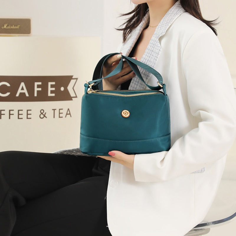 Minimalistische ruime nylon schouder- en crossbodytas