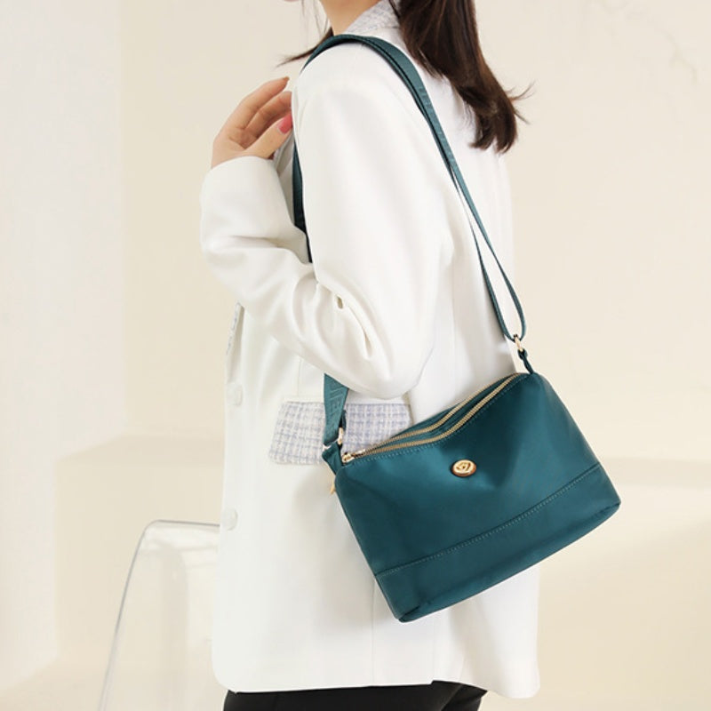 Minimalistische ruime nylon schouder- en crossbodytas