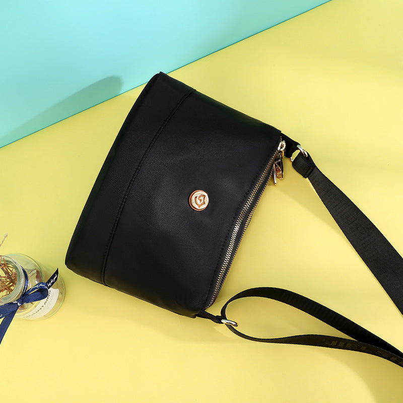 Minimalistische ruime nylon schouder- en crossbodytas
