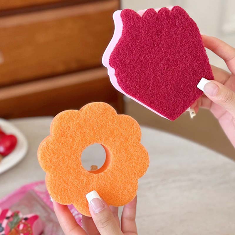 Reinigingsspons in de vorm van een dessert voor in de keuken