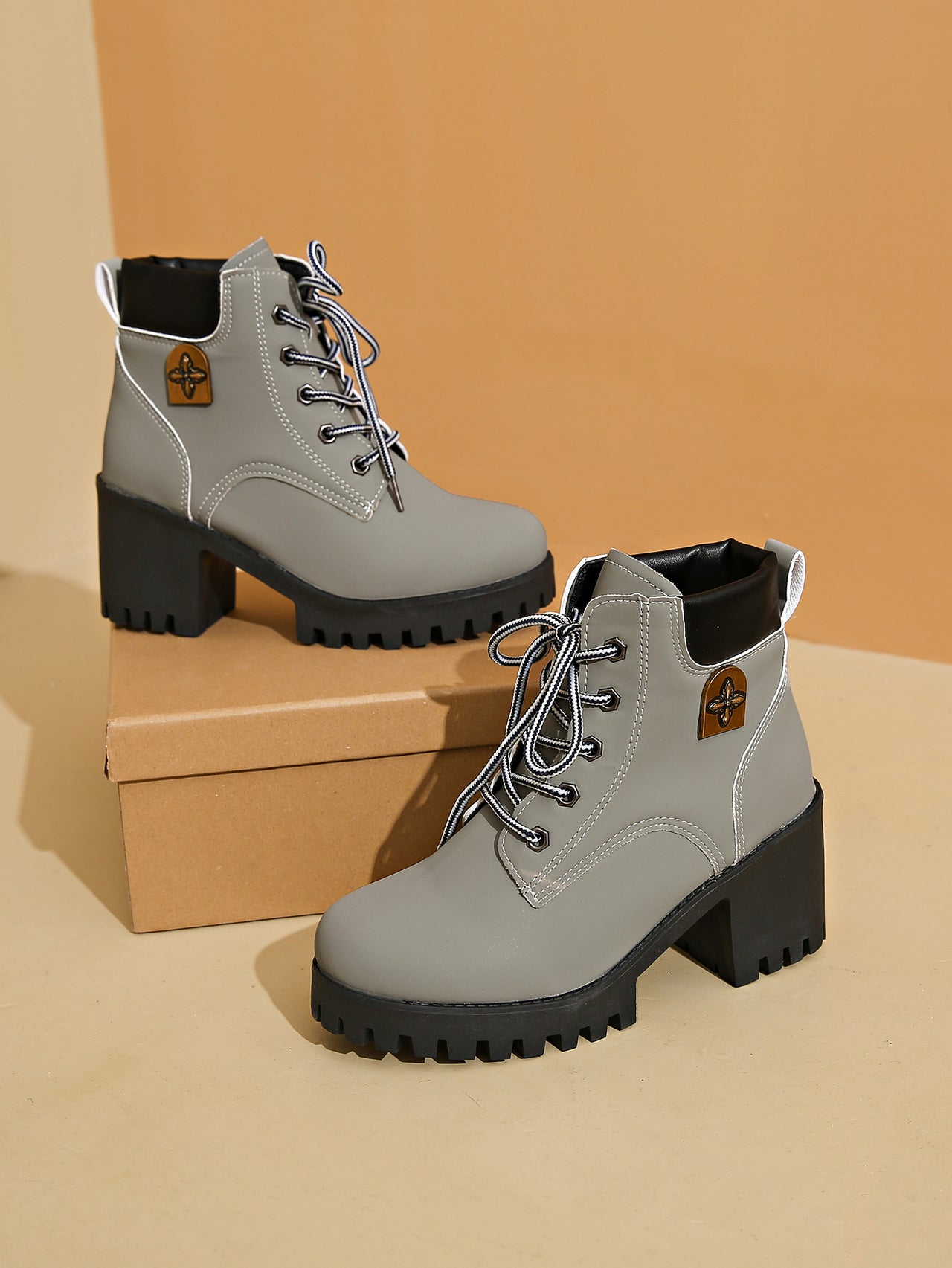 🔥【35-42】 👢✨2025 Nieuw voor dit najaar: enkellaarzen met dikke hak en plateauzool – retro model met vetersluiting voor dames