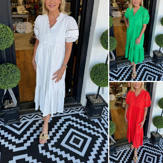 Elegante vrouwenjurk met tierende mouwen en V-hals