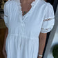 Elegante vrouwenjurk met tierende mouwen en V-hals
