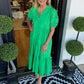 Elegante vrouwenjurk met tierende mouwen en V-hals