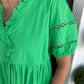 Elegante vrouwenjurk met tierende mouwen en V-hals