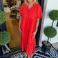 Elegante vrouwenjurk met tierende mouwen en V-hals