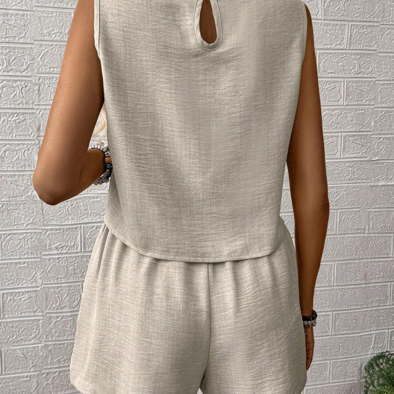 Tweedelige set bestaande uit een mouwloze top en korte broek voor dames