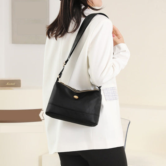 Minimalistische ruime nylon schouder- en crossbodytas