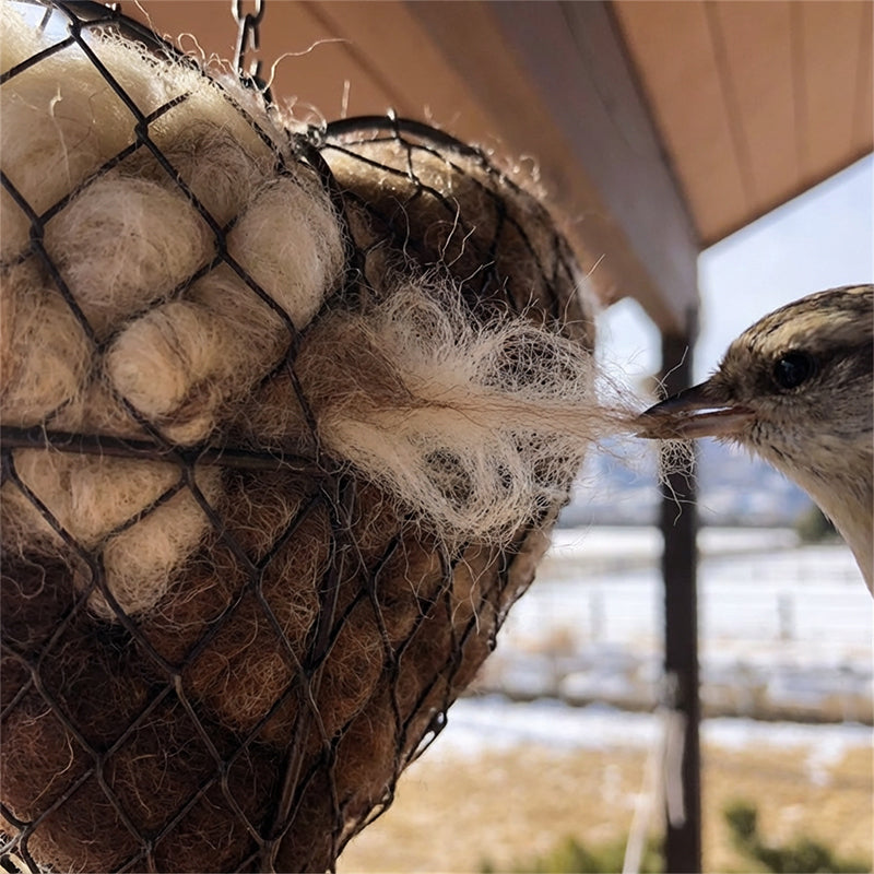 Handgemaakte hartvormige nestmateriaalhouder voor vogels