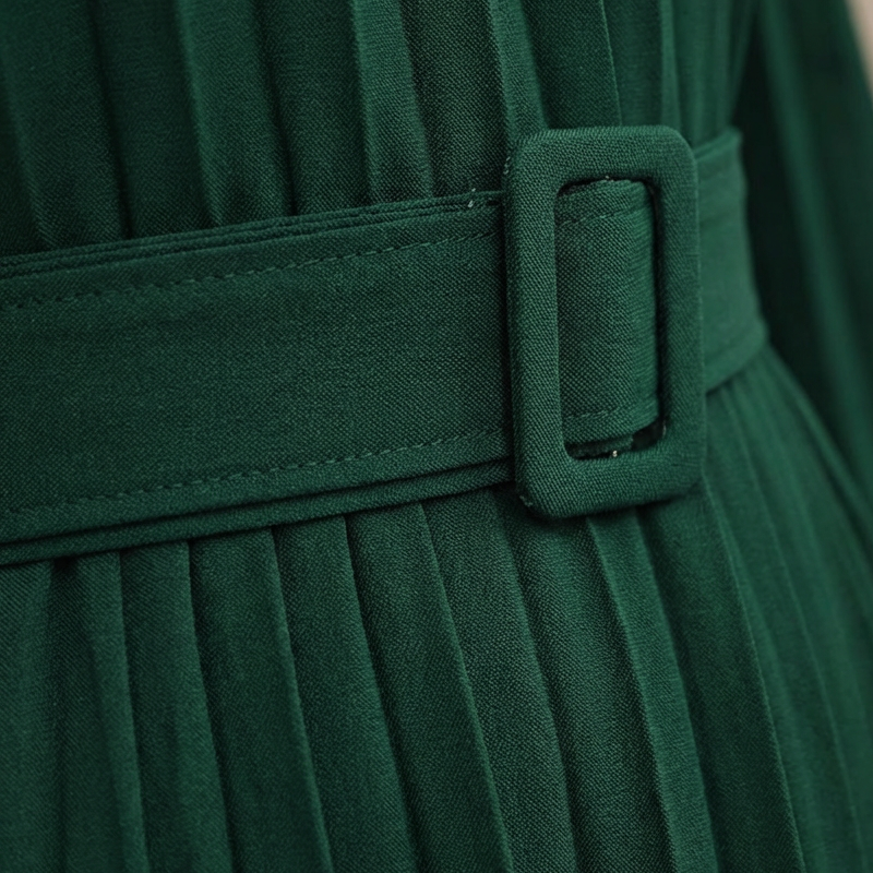 Elegante midi-jurk met lange mouwen, plooien en ceintuur