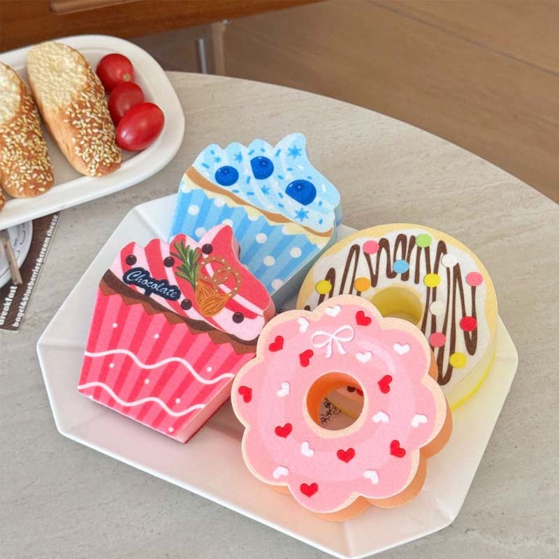 Reinigingsspons in de vorm van een dessert voor in de keuken