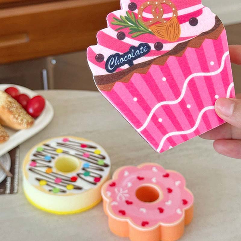 Reinigingsspons in de vorm van een dessert voor in de keuken