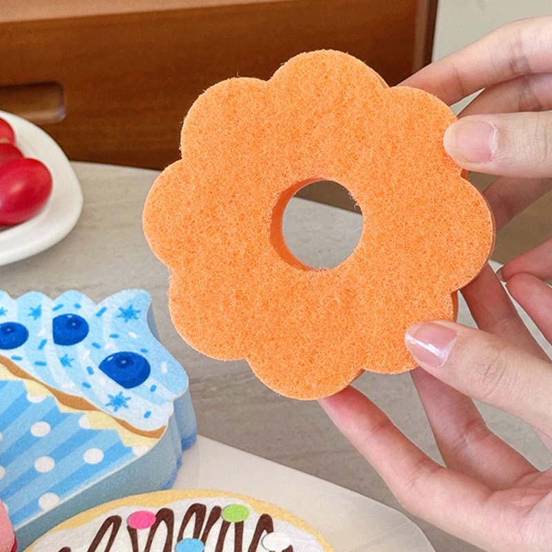 Reinigingsspons in de vorm van een dessert voor in de keuken