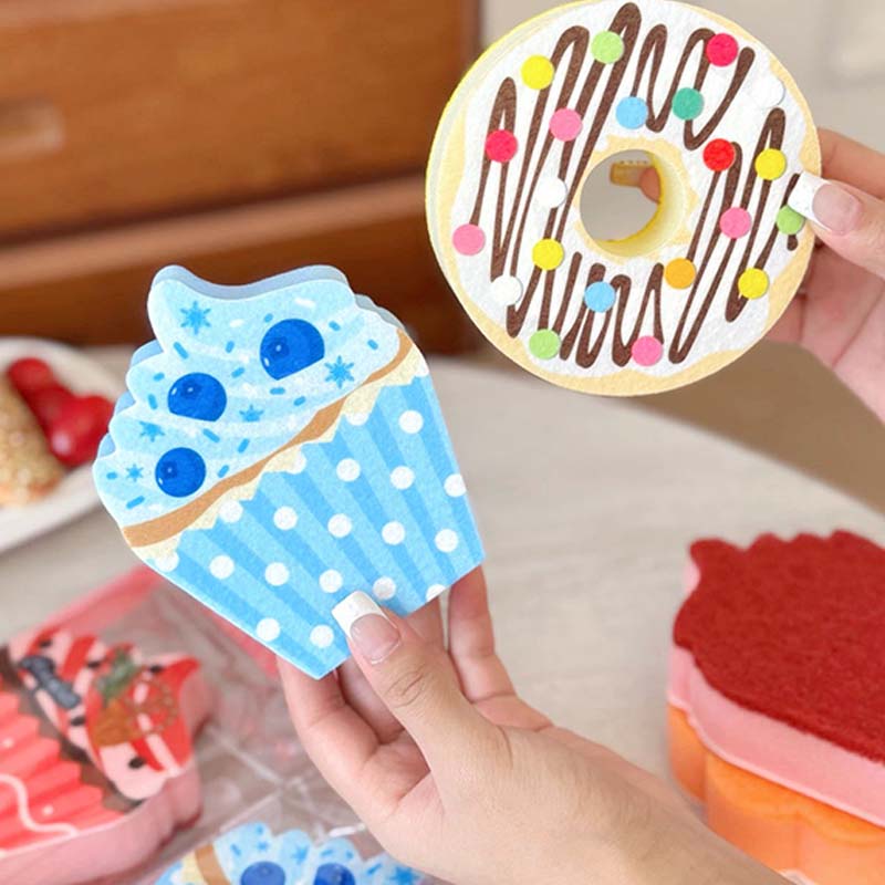 Reinigingsspons in de vorm van een dessert voor in de keuken