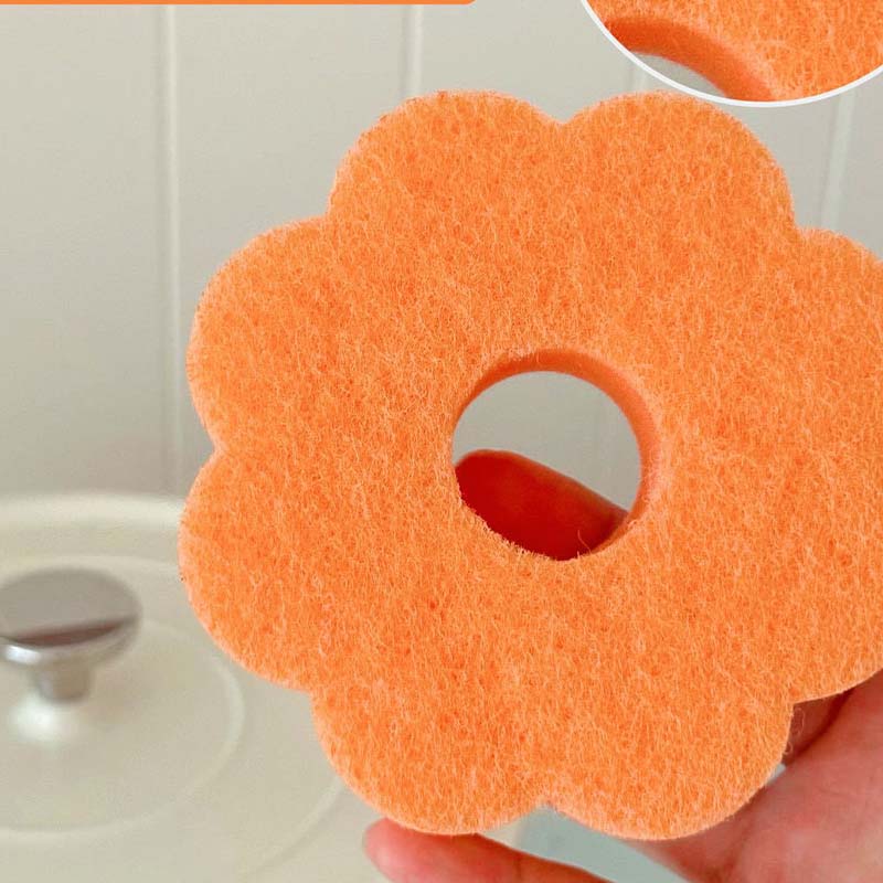 Reinigingsspons in de vorm van een dessert voor in de keuken