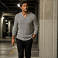 Moderne gebreide pullover met textuur